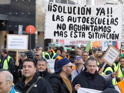 Manifestación convocada por la Asociación de Examinadores de Tráfico, este lunes, en Madrid. En vídeo, primer día de huelga de los examinadores de tráfico, que ha provocado que unos cinco mil alumnos no puedan examinarse.