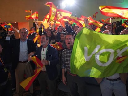 Sede de VOX tras los resultados electorales andaluces. En vídeo, algunos de sus votantes explican por qué eligieron al partido de ultraderecha.