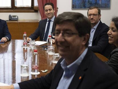 Los negociadores de PP y Ciudadanos en el Parlamento de Sevilla. En vídeo, PP y Ciudadanos inician las negociaciones para la formación de un "gobierno de cambio" en Andalucía.