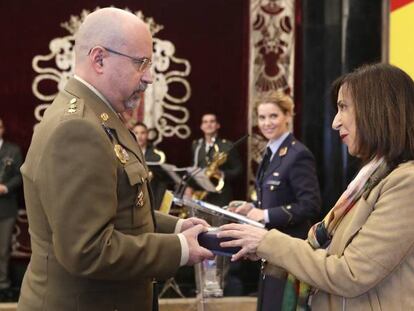 La ministra Margarita Robles con uno de los militares distinguidos con motivo del 40º aniversario de la Constitución. En vídeo, declaraciones de Robles.