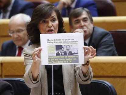Carmen Calvo interviene en la sesión de control al Gobierno celebrada este martes en el Senado. A su lado, Josep Borrell. En vídeo, declaraciones de Calvo.