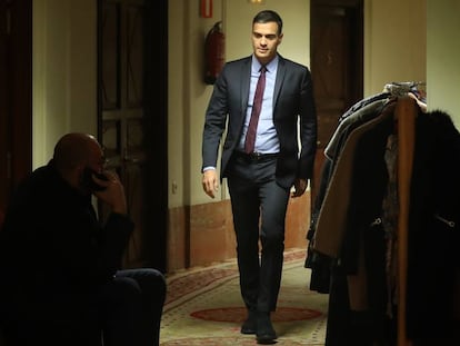 El presidente del Gobierno, Pedro Sánchez, ayer en un pasillo del Congreso de los Diputados.