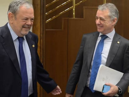 El consejero de Hacienda Pedro Azpiazu y el lehendaklari, Íñigo Urkullu en el Parlamento vasco este miércoles. En vídeo, comparecencia de Urkullu.