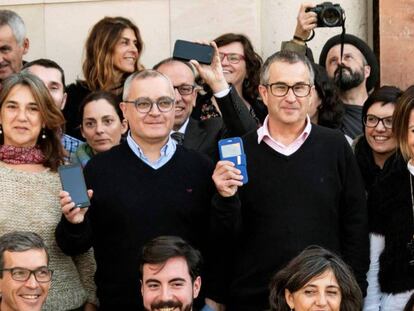 Los periodistas de 'Diario de Mallorca' protestan por la incautación del teléfono móvil de uno de sus redactores. CATI CLADERA (EFE) / VÍDEO: Declaraciones de los periodistas que se han concentrado este viernes frente al Tribunal Supremo (EUROPA PRESS)