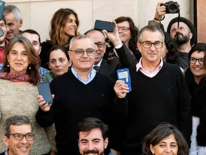 Los periodistas de 'Diario de Mallorca' protestan por la incautación del teléfono móvil de uno de sus redactores. CATI CLADERA (EFE) / VÍDEO: Declaraciones de los periodistas que se han concentrado este viernes frente al Tribunal Supremo (EUROPA PRESS)