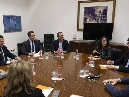 Los equipos negociadores de PP y Ciudadanos en el Parlamento de Andalucía.