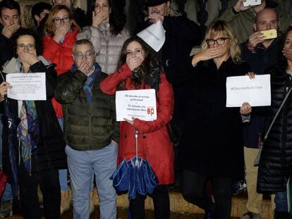 Concentración el pasado jueves en Palma en protesta por el requisamiento de teléfonos y ordenadores a periodistas. En vídeo, decenas de periodistas defienden el secreto profesional ante el Supremo.