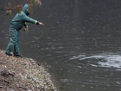 Efectivos de la Guardia Civil inspeccionan el pantano de Campofrío (Huelva) en busca de la joven zamorana Laura Luelmo.