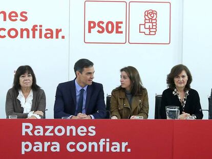 En foto, Pedro Sánchez, rodeado de varios miembros de la dirección del PSOE, en una reunión del pasado 4 de diciembre. En vídeo, declaraciones de los líderes andaluces sobre los posibles pactos de Gobierno.