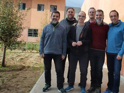 De izquierda a derecha: Jordi Sànchez, Oriol Junqueras, Jordi Turull, Joaquim Forn, Jordi Cuixart, Josep Rull y Raül Romeva. En vídeo, los presos independentistas en huelga de hambre lanzan una campaña para "internacionalizar aún más" el conflicto.