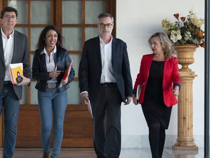 Juan Marín, Marta Bosquet, José Manuel Villegas y Ana Llopis, miembros de Ciudadanos a su llegada a la reunión mantenida este lunes en el Parlamento de Andalucía con el PP. En vídeo, declaraciones del portavoz de Ciudadanos, Juan Carlos Girauta.