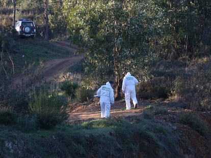 Agentes del Equipo de Inspección Ocular de la Guardia Civil en la zona donde fue hallado el cuerpo de Laura Luelmo.