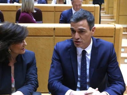 Carmen Calvo y Pedro Sánchez en el Senado.