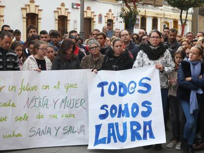 Minuto de silencio en la plaza de Campillos (Huelva) por la muerte de Laura Luelmo. En vídeo, Monserrat le pide a Sánchez que mantenga la prisión permanente revisable.