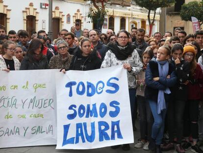 Minuto de silencio en la plaza de Campillos (Huelva) por la muerte de Laura Luelmo. En vídeo, Monserrat le pide a Sánchez que mantenga la prisión permanente revisable.