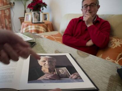 Félix Gómez Amigo y su hijo enseñan la foto de su tío, prisionero en un campo nazi.
