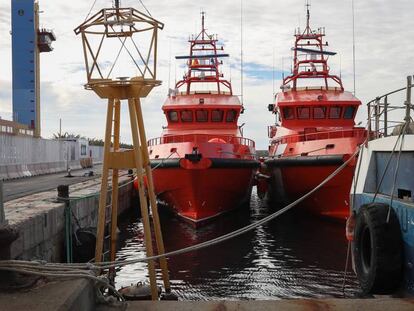La embarcación Salvamar Spica de Salvamento Marítimo, en Almería. En vídeo, declaraciones del coordinador de Cruz Roja en Almería, Francisco Vicente.