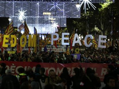 Cabecera de la manifestación de esta tarde en Barcelona. En vídeo, los CDR en Girona.