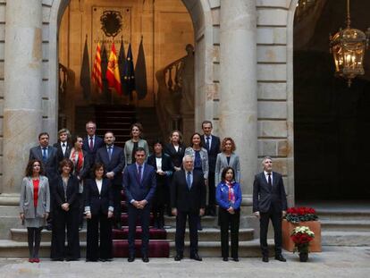 El presidente, Pedro Sánchez, posa junto a los ministros antes la reunión semanal del Ejecutivo, en Barcelona. En vídeo, el Gobierno aprueba medidas simbólicas para Cataluña con el objetivo de favorecer el diálogo.