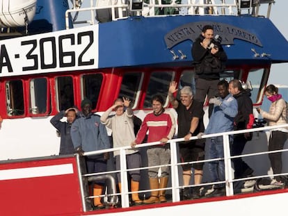 El barco 'Nuestra Madre Loreto' a su llegada al puerto de Santa Pola. En vídeo, el barco Nuestra Madre Loreto regresa por fin a España.