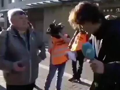 Momento en el que el periodista es agredido en directo durante las protestas en Barcelona.