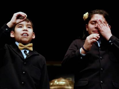 Nerea Pareja Martínez y Alonso Dávalos Durán, los niños que han cantado el primer premio del sorteo.