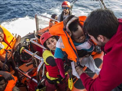 La tripulación del 'Open Arms', durante las tareas de rescate de 307 personas este viernes frente a las costas libias.