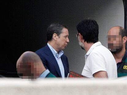 El exministro Eduardo Zaplana en uno de los registros llevados a cabo duranre su detención hace unos meses.