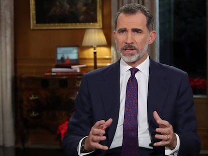 Felipe VI, este lunes durante el discurso de Navidad en el Palacio de La Zarzuela. En vídeo, el Rey defiende la convivencia y la Constitución.