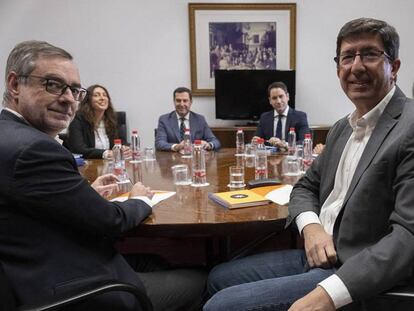 Reunión de delegaciones de PP y Ciudadanos para negociar el Gobierno andaluz.