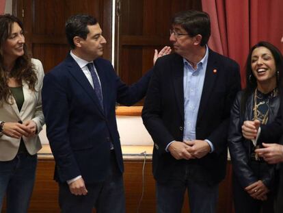 Juan Manuel Moreno y Juan Marín junto con los equipos negociadores de PP y Ciudadanos, hoy en el Parlamento andaluz. ALEJANDRO RUESGA / En vídeo: declaraciones de Juanma Moreno y Juan Marín