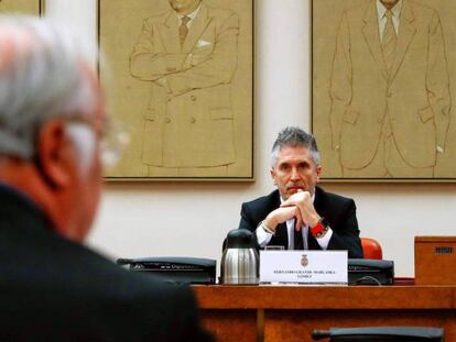 El ministro del Interior, Fernando Grande-Marlaska, frente al director general de Tráfico, Pere Navarro (de espaldas), este lunes en el Congreso. En vídeo, las claves de la nueva medida del Gobierno.