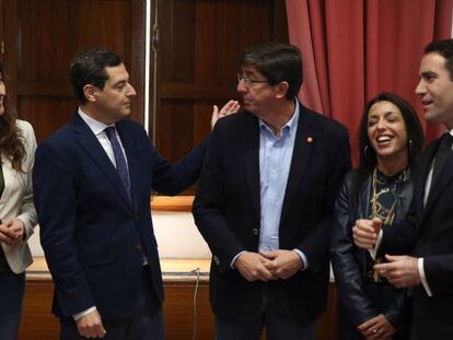 Juan Manuel Moreno y Juan Marín junto con los equipos negociadores de PP y Ciudadanos, en el Parlamento andaluz. En vídeo, las declaraciones del líder regional del PP.