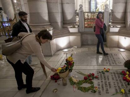 Cripta de la catedral de La Almudena donde está enterrada la hija de Franco. SANTI BURGOS / VÍDEO: