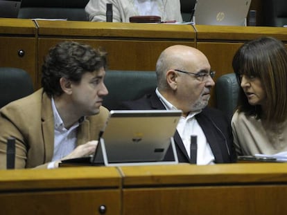 Idoia Mendia, a la derecha, en una imagen tomada la pasada semana en el Parlamento Vasco. En el vídeo, reacciones políticas al brindis de Mendia junto a Otegui.