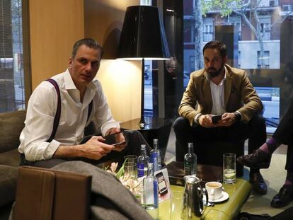 Javier Ortega, secretario general de Vox, y Santiago Abascal, presidente, durante una reunión en Madrid.