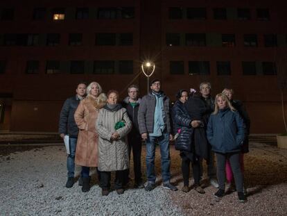 Afectados por la venta de viviendas a fondos buitre posan ayer en el patio de su edificio, en Madrid.