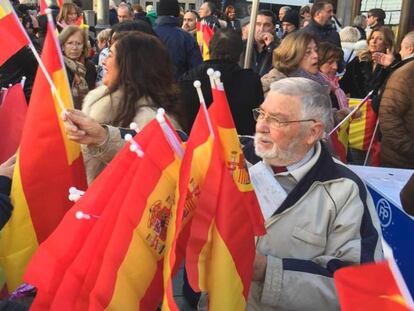 Un hombre reparte banderas de España este miércoles, en Granada.