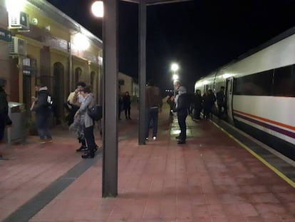 Los pasajeros esperan en el tren durante horas.