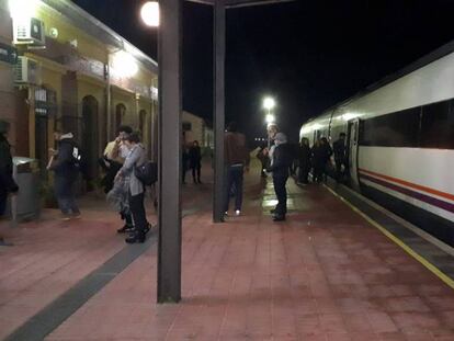 Los pasajeros esperan en el tren durante horas.