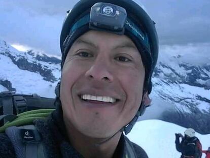 El guía de montaña Rubén Darío Alva, en una fotografía publicada en Facebook por la Asociación de Guías de Montaña del Perú. En vídeo, el presidente de la asociación explica lo ocurrido.