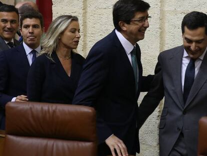 FOTO: Juan Marín y Juan Manuel Moreno, el pasado 27 de diciembre en la constitución del Parlamento andaluz. / VÍDEO: Fragmento de la entrevista de Pablo Casado, este martes, en Onda Cero.