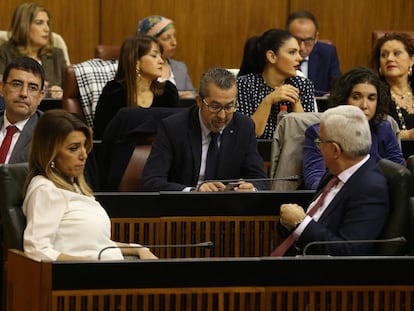 FOTO: Susana Díaz junto a otros diputados del PSOE en la sesión constitutiva del Parlamento andaluz, el 27 de diciembre. / VÍDEO: Fragmento de la entrevista de Pedro Sánchez a Efe.