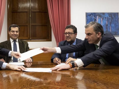 FOTO: Firma del acuerdo entre PP y Vox. / VÍDEO: Juan Moreno Bonilla explica el pacto.