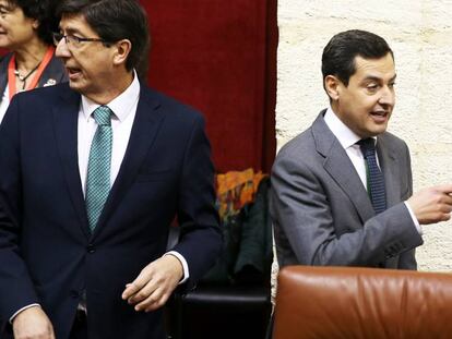 Los dirigentes andaluces de Ciudadanos y PP, Juan Marín y Juan Manuel Moreno, el 27 de diciembre pasado en el Parlamento de Andalucía.