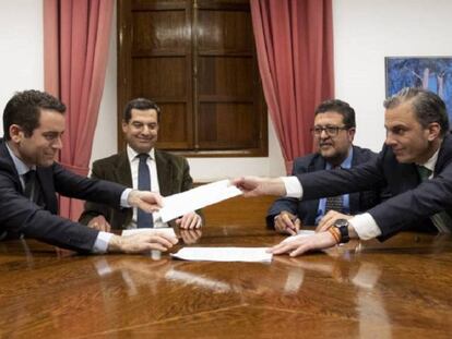 Teodoro García Egea, Juan Manuel Moreno Bonilla, Francisco Serrano y Francisco Javier Ortega Smith-Molina, durante la firma del acuerdo. FOTO: PACO PUENTES | VÍDEO: Declaraciones de Juan Marín