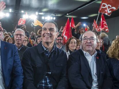 Desde la izquierda, Jaume Collboni, Pedro Sánchez y Miquel Iceta, este sábado en Barcelona. En vídeo, Sánchez pide el apoyo parlamentario para los Presiupuestos Generales del Estado.