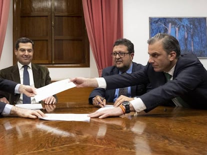 Desde la izquierda, Teodoro García Egea, Juan Manuel Bonilla, Francisco Serrano y Javier Ortega Smith, en la firma del pacto entre el PP y Vox, el pasado miércoles.