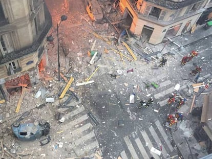 Vista desde arriba de la esquina de la calle de Treviso con la calle Santa Cecilia poco después de la explosión. En vídeo, escenario de guerra en París tras una fuerte explosión de gas en una panadería.