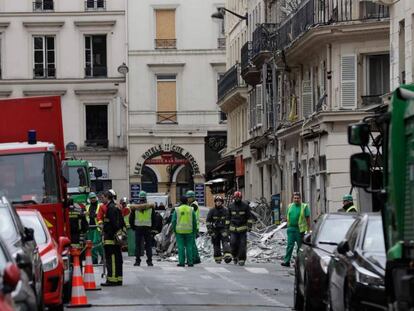 Bomberos y equipos de limpieza trabajan este domingo en la zona de la explosión en París.